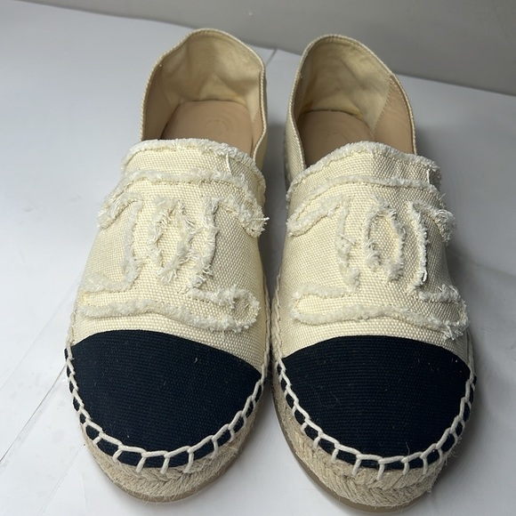 CHANEL Sz 39 / 8 Cream Beige Black Denim Cap Toe CC Espadrilles - Picture 1 of 16